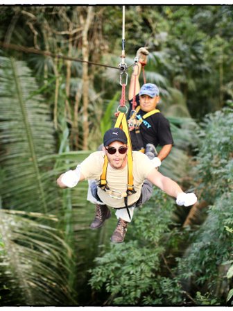 Teen fröhlich beim Ziplining durch den tropischen Wald – Mexiko Familienreise