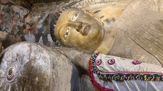 Buddha-Statue im Inneren des Dambulla-Höhlentempels – Sri Lanka Familienreise