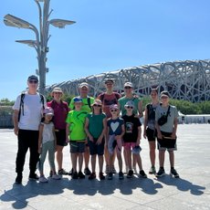 Reisegruppe macht ein Erinnerungsfoto vor dem berühmten Nationalstadion in Peking – China mit Kindern