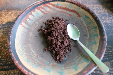 Frisch gemahlener Kakao während der Don Juan Kaffee- und Kakao-Tour – Costa Rica Familienreise