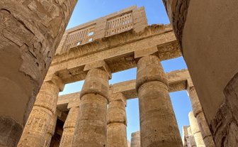 Imposante Steinsäulen ragen in die Höhe im Karnak-Tempel – Ägypten Reise mit Kindern