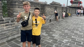 Zwei Kinder entdecken gemeinsam die Altstadt von Xi’an – China Reise mit Kindern