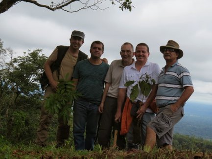 Männer machen Foto während des Baumpflanzens – Costa Rica mit Kindern