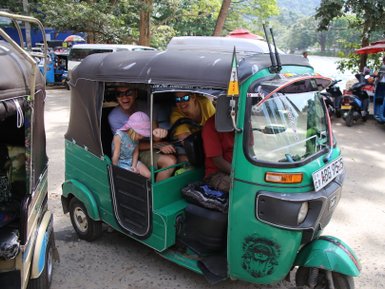 Familie sitzt gemeinsam in einem grünen Tuk-Tuk in Kandy – Sri Lanka Familienreise