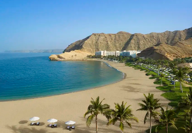 Malerischer Sandstrand am DoubleTree by Hilton Muscat Al Waha – Oman mit Kindern