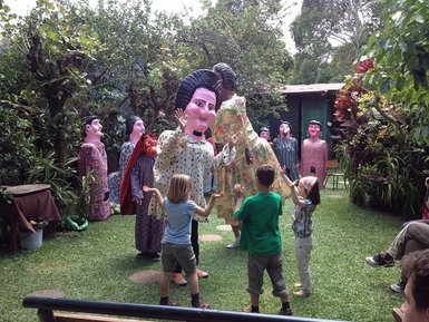 Begeisterte Kinder beim Maskenbildner Toni – Costa Rica Familienreise