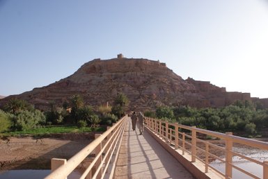 Historische Brücke führt zur beeindruckenden Kasbah von Aït Ben Haddou in Marokko – Familienreise nach Marokko