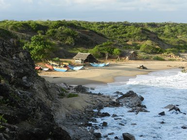 Boote liegen am Strand nahe der Küste – Sri Lanka Reise mit Kindern