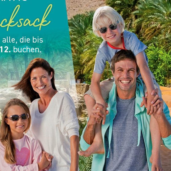 Familie neben Kamel in Oase - For Family Reisen Frühbucheraktion