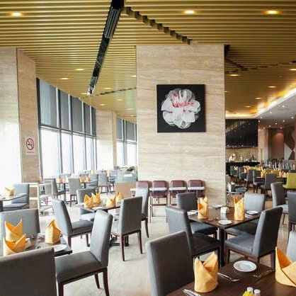 Essbereich im Swiss-Garden-Hotel mit gedeckten Tischen – Malaysia mit Kindern