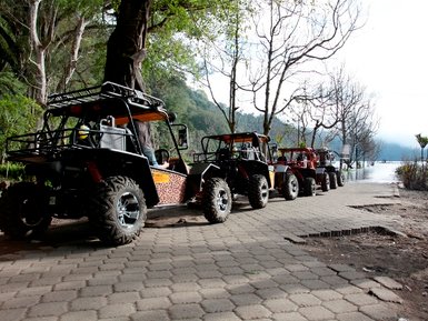 Abgestellte Quad- und Buggys bereit für die nächste Tour – Bali mit Kindern