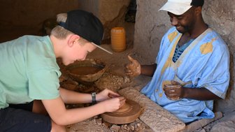 Kind lernt Töpferhandwerk mit Einheimischer in Tamegroute – Familienreise in Marokko