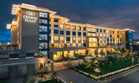 Das Crowne Plaza Hotel in Nairobi erstrahlt in warmem Licht, umgeben von gepflegten Gärten und modernen Gebäuden.