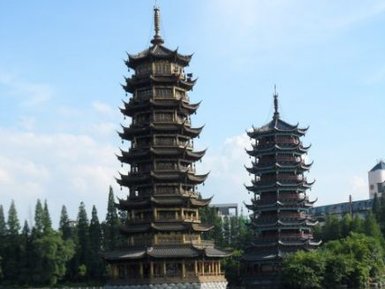 Blick auf die Sun and Moon Pagodas im Shanhu-See in Guilin – China mit Kindern