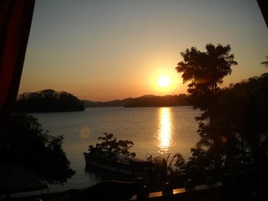 Sonnenuntergang über dem Wasser mit Blick von den Cabañas Paraíso auf den Solentiname-Inseln – Nicaragua Familienreise