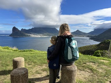 Mutter und Kind genießen die Aussicht an der Küste von Hout Bay – Südafrika Familienreise