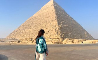 Teenager bestaunt die Pyramiden von Gizeh in Kairo – Ägypten Reise mit Kindern