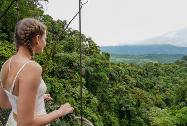 Teenagerin blickt auf die üppige Natur im Mistico Arenal Hanging Bridges Park – Costa Rica mit Kindern