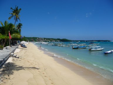 Fischerboote  auf dem ruhigen Wasser des Jungut Batu Beach – Bali mit Kindern