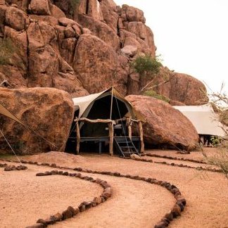 Außenansicht Ondili Twyfelfontein Adventure Camp - Namibia mit Jugendlichen