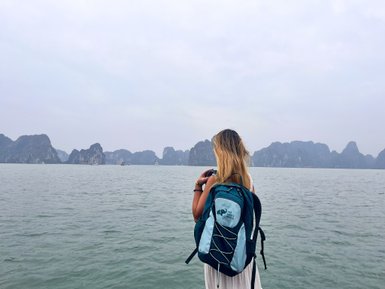 Mädchen blickt auf die beeindruckende Szenerie der Halong-Bucht – Vietnam mit Kindern