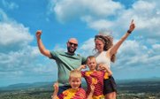 Familie auf Sigiriya-Felsen - Sri Lanka Reise mit Kindern