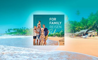 Eine fröhliche Familie steht am Strand, umgeben von Palmen und dem Meer, während sie für einen Podcast posiert.