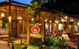 Die stimmungsvolle Pousada Casa de Praia erstrahlt bei Nacht und lädt mit sanften Lichtern und romantischem Ambiente zum Verweilen ein.