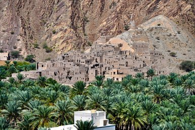 Palmen und Felsenhäuser im Dorf Birkat Al Mauz – Oman Reise mit Kindern