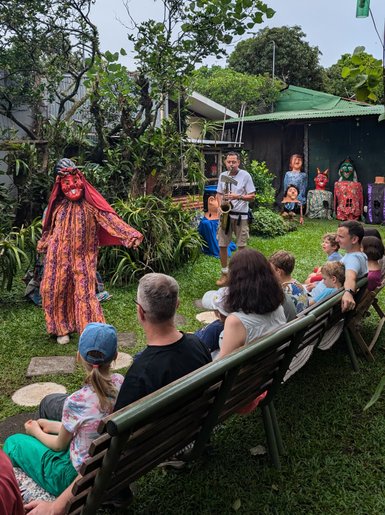 Kinder und Erwachsene verfolgen gespannt die Show von Maskenbildner Toni – Costa Rica Familienreise
