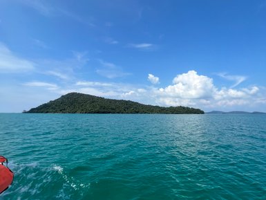 Insel und türkisblaues Meer auf Koh Rong Samloem – Kambodscha mit Kindern