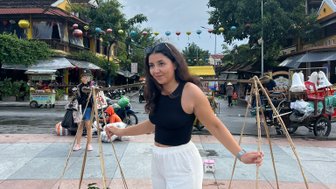 Frau transportiert frisches Obst durch Hoi An – Vietnam Familienreise