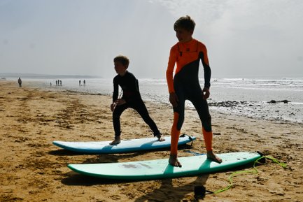 Kinder erleben den Spaß beim Surfen an der Atlantikküste Marokkos – Familienurlaub in Marokko