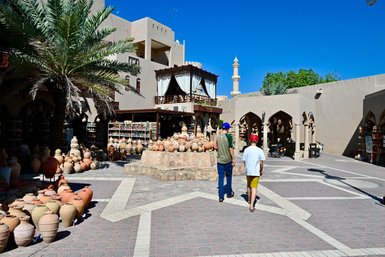 Keramiktöpfe im Souk von Nizwa – Oman Familienreise