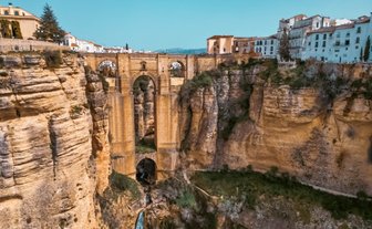 Ein beeindruckender Blick auf die Schlucht von Ronda, mit einer majestätischen Brücke, die über die Klippen führt.