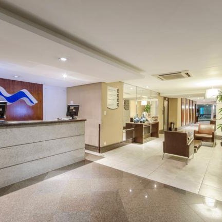 Der Empfangsbereich des Hotel Saint Paul präsentiert sich modern mit einer klaren, eleganten Designlinie und freundlicher Beleuchtung.