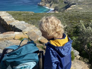 Junge blickt auf die Landschaft am Kap der Guten Hoffnung – Südafrika Familienreise