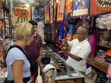 Typischer kleiner Laden mit lokalen Produkten in Kandy – Sri Lanka Reise mit Kindern