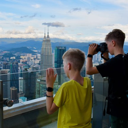 Beeindruckender Blick auf die Petronas Towers – Malaysia & Borneo Familienreise