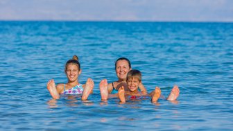 Mutter mit Kindern im Toten Meer - Jordanien Reise mit Kindern