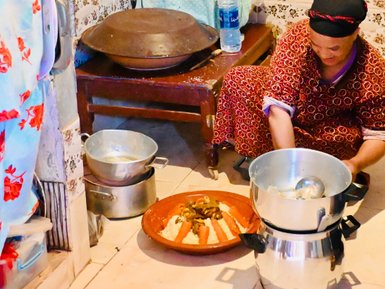 Traditionelle Zubereitung von Couscous durch Einheimische in Aït Ben Haddou – Marokko Familienreise