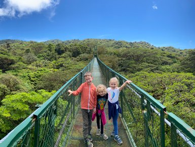 Kinder spazieren über eine Hängebrücke im Nebelwald von Monteverde – Costa Rica mit Kindern