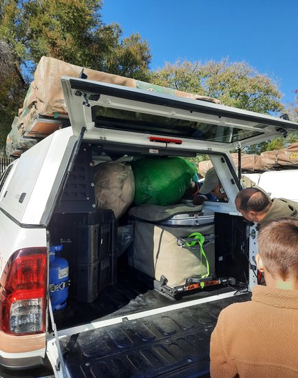 Offener Jeep mit Campingausrüstung - Namibia Familienurlaub