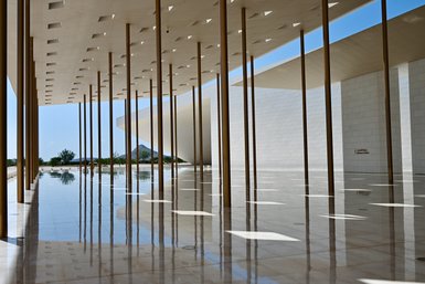 Säulen im Museum Oman Across Ages in Manah – Oman Familienreise