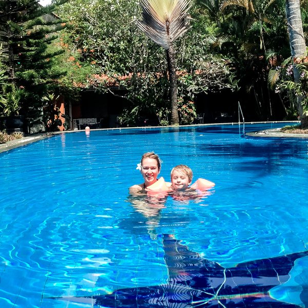 Mutter und Kind genießen gemeinsam entspannte Momente am Pool – Sri Lanka Familienreise