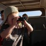 Kind beobachtet mit einem Fernglas während einer Safari – Südafrika Reise mit Kindern