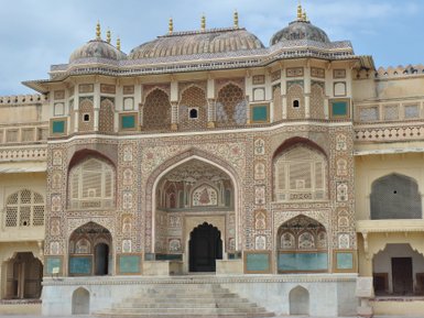 Die kunstvoll gestaltete Fassade des Amber Fort in Jaipur zeigt prächtige Verzierungen und historische Architektur.