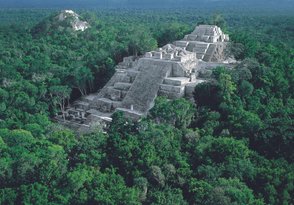 Maya-Ruinen von Calakmul ragen aus dem Dschungel – Mexiko Reise mit Kindern