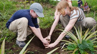Drei Kinder beim Baumpflanzen in Costa Rica – Costa Rica Familienreise