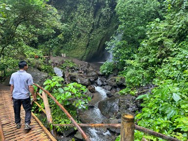 Guide zeigt den Weg und erklärt den Wasserfall in Ubud – Bali Reise mit Kindern